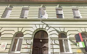 Szentkiralyi 5 - Double Basic In The City Center - Self-Check-In